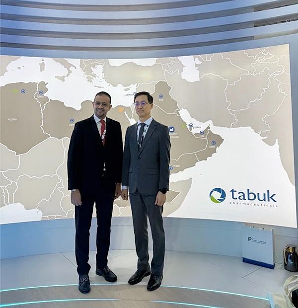 한미약품 박재현 대표이사(오른쪽)와 타북 이스마일 쉐하다(Ismail Shehada) CEO가 사우디아라비아 리야드에서 열린 ‘CPHI Middle East 2024’에서 만나 롤론티스 등 다양한 한미약품의 혁신 제품들의 중동 진출을 위해 머리를 맞댔다./사진=한미약품