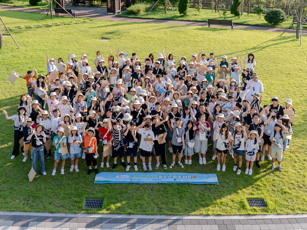 지난 5일부터 7일까지 충남 태안에서 열린 '2025 환경책임보험 청소년 환경캠프'에서 참가자들이 기념촬영을 하고 있다./사진=DB손해보험