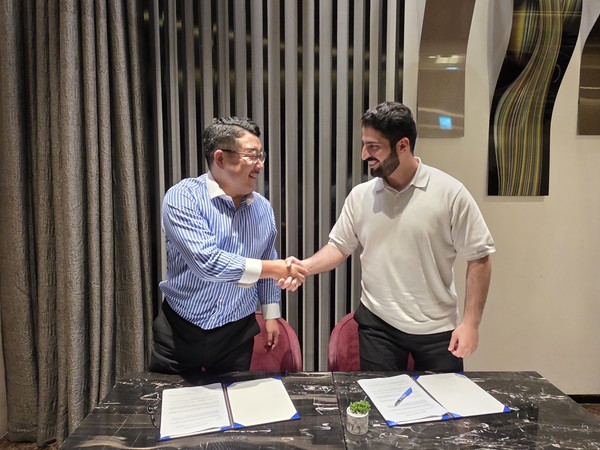 사우디아라비아 페드코(PEDCO)社의 압둘모센 알자밀(Abdulmohsen Alzamil) 대표(오른쪽)와 ㈜도시유전 정영훈 대표(왼쪽)가 사우디, UAE 및 호주,뉴질랜드의 “도시유전 RGO 기술 도입을 위한 업무협약” 체결 후 악수를 하고 있다./사진=도시유전