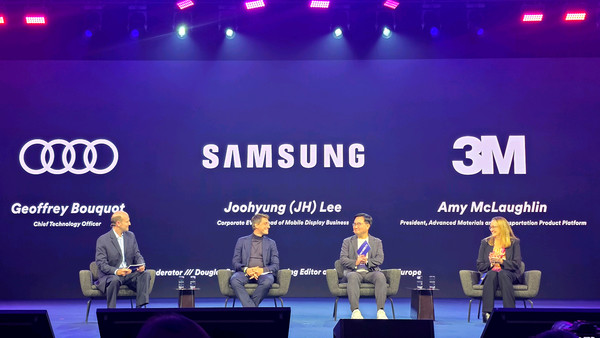 이주형 삼성디스플레이 중소형사업부장(오른쪽 두 번째)이 아우디(Audi) AG 기술개발 이사회 멤버인 제프리 부코(Geoffrey Bouquot, 왼쪽 두 번째) 및 3M 첨단소재·운송제품 플랫폼 부문 사장 에이미 맥러플린(Amy McLaughlin, 오른쪽 첫 번째)과 함께 'IAA 모빌리티 2025' 컨퍼런스에 참석해 토론하고 있는 모습/사진=삼성디스플레이
