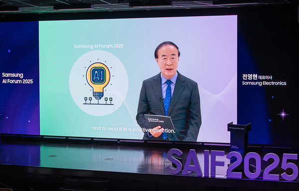 15일 경기도 용인에 위치한 삼성전자 The UniverSE에서 진행된 '삼성 AI 포럼 2025'에서 삼성전자 전영현 대표이사 부회장이 개회사를 하고 있다./사진=삼성전자