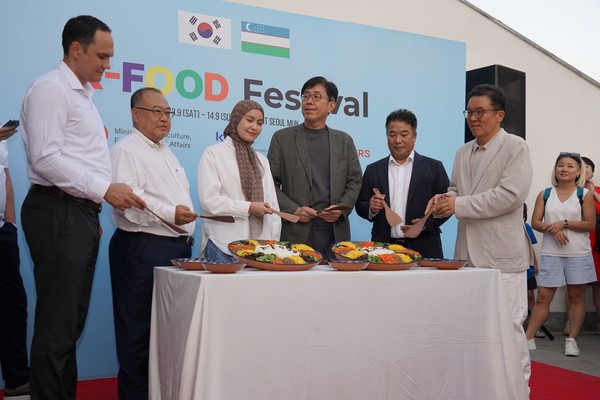 지난 13일부터 이틀간 우즈베키스탄 타슈켄트에서 열린 '우즈베키스탄 K-농식품 지원사업(K-FOOD Festival in Uzbekistan)' 행사 개막식에서 비빔밥 퍼포먼스가 진행되는 모습. /사진=대한무역투자진흥공사