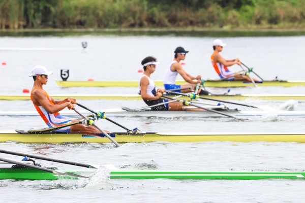 지난 12일 열린 ‘제22회 K-water 사장배 물사랑 전국조정대회’ 경량급 싱글스컬 종목 남자일반부 경기에서 출전 선수들이 레이스를 펼치는 모습. /사진=한국수자원공사