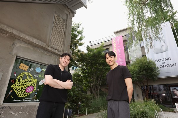 아모레퍼시픽 크리에이티브센터 리스토어비즈니스팀 김태현 차장(오른쪽)과 신정식 대리는 플래그십 스토어 ‘아모레성수’에 삼성 컬러 이페이퍼를 도입하며 매장 운영상 또다른 변화를 꾀하고 있다./사진=삼성전자