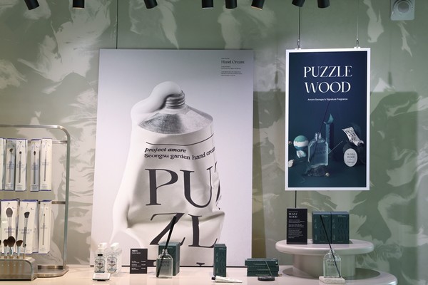 아모레성수 굿즈존 천장 레일에 행잉(hanging) 형태로 설치된 삼성 컬러 이페이퍼/사진=삼성전자