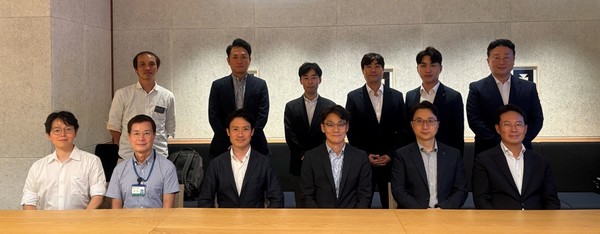 차대산 케이뱅크 CTO(앞줄 왼쪽 네번째)와 최재혁 케이뱅크 디지털자산TF장(뒷줄 왼쪽 네번째)을 비롯한 ‘팍스프로젝트’ 관계자들이 지난 10일 도쿄에서 진행된 팍스프로젝트 종료 보고회에서 기념 촬영을 하고 있다/사진=케이벵크