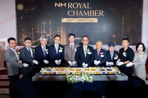 강태영 농협은행장(왼쪽 5번째)과 이찬우 농협금융지주회장(왼쪽 6번째)을 비롯한 주요 내빈들이 16일 농협은행 본점에서 열린 ‘NH로얄챔버’ 오픈식에서 케이크 커팅식을 하고 있다./사진=NH농협은행