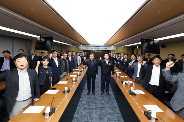 9월 17일 을지로 대우건설 본사에서 진행된 노사 합동 안전문화 결의대회 개최 /중앙 왼쪽 대우건설 김보현 사장, 중앙 오른쪽 심상철 대우건설 노동조합 위원장/사진=대우건설