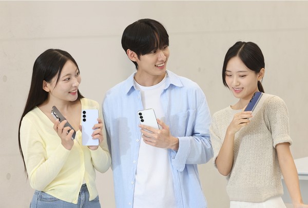 삼성전자 모델이 19일 국내 출시하는 ‘갤럭시 S25 FE’를 소개하는 모습/사진=삼성전자