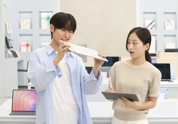 삼성전자 모델이 19일 국내 출시하는 ‘갤럭시 탭 S11 시리즈’의 슬림한 디자인과 새롭게 바뀐 ‘S펜’을 체험하는 모습/사진=삼성전자