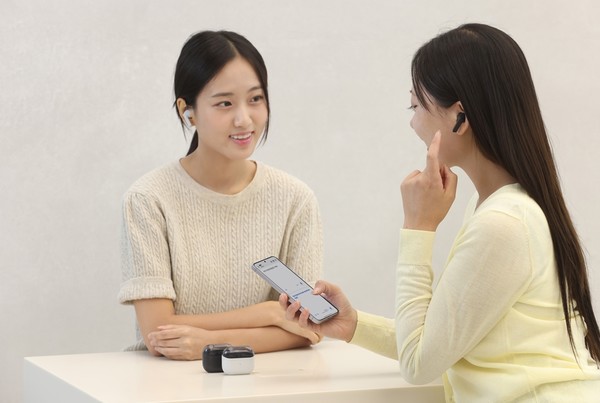 삼성전자 모델이 19일 국내 출시하는 ‘갤럭시 버즈3 FE’의 ‘실시간 통역’ 기능과 ‘액티브 노이즈 캔슬링’ 기능을 체험하는 모습/사진=삼성전자