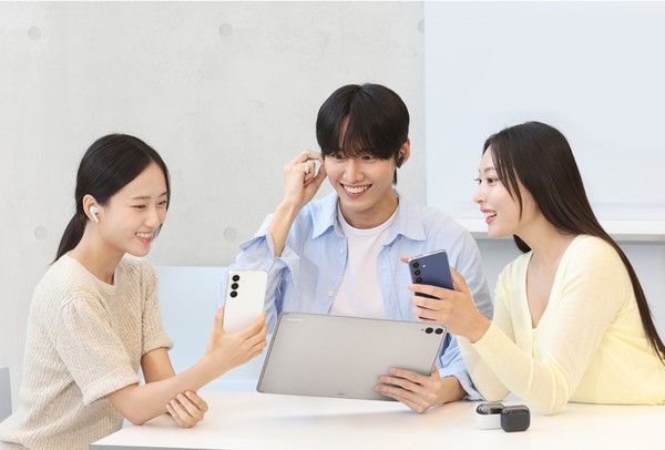 삼성전자 모델이 19일 국내 출시하는 ‘갤럭시 S25 FE’, ‘갤럭시 탭 S11 시리즈’, ‘갤럭시 버즈3 FE’를 사용하는 모습/사진=삼성전자