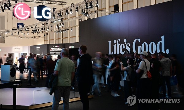 LG전자 IFA 2025 전시관을 찾은 관람객들/사진=연합뉴스