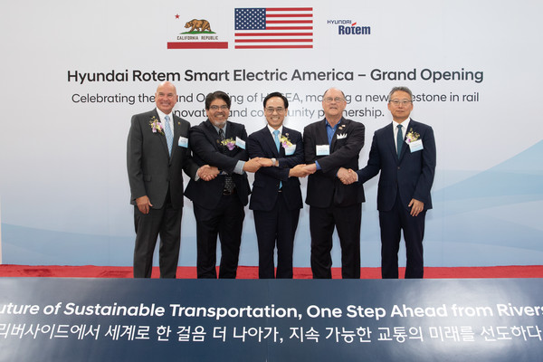 이용배(왼쪽에서 세 번째) 현대로템 대표이사 사장이 제스 몬테스(두 번째) LA메트로 철도차량 사업 총괄과 마이크 퓨트렐(첫 번째) 리버사이드시 행정시장, 척 콘더(네 번째) 리버사이드시 시의원, 김영완(다섯 번째) 주미 LA 총영사와 18일(현지시간) 미국 캘리포니아주 리버사이드시에서 진행된 ‘현대로템 스마트 일렉트릭 아메리카(HRSEA)’전장품 공장 준공식에서 기념촬영을 하고 있다./사진=현대로템