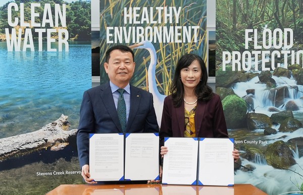 (왼쪽부터) 18일(현지시간) 미국 캘리포니아주 산호세 밸리 워터 본사에서 진행된 '디지털트윈 물관리 시스템 구축 기본협약' 체결식에서  윤석대 한국수자원공사 사장과 리타 찬(Rita Chan) 밸리 워터 수석부사장이  한 뒤 기념사진을 촬영하고 있다.