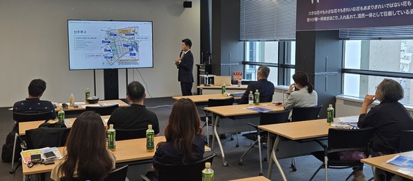 지난 18일부터 19일까지 진행된 ‘도쿄 부동산 투어’에서 부동산 전문가와 고객들이 행사에 참여하는 모습/사진=신한은행