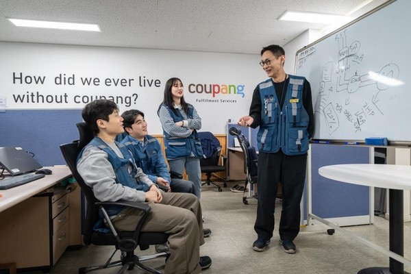 CFS 오토메이션 엔지니어들이 업무 아이디어를 나누고 있다/사진=쿠팡