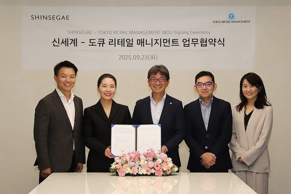 (왼쪽부터) 박상언 신세계백화점 팩토리 담당, 장수진 신세계백화점 상품본부장, 홋타 마사미치 도큐 리케일 매니지먼트 대표이사, 호리우치 켄스케 도큐 리테일 매니지먼트 상무, 이시카와 아유미 시부야109 엔터테인먼트 대표이사/사진=신세계백화점