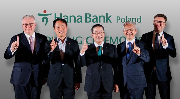 하나은행은 23일(현지시각) 폴란드 남부 최대 공업도시 브로츠와프에 지점을 개설했다. 이날 개점식에 참석한 이호성 하나은행장(사진 왼쪽에서 세번째)이 내외빈과 함께 테이프 커팅식을 진행하고 있다./사진=하나은행