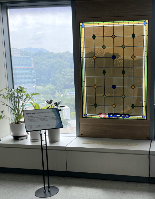 한국전력공사가 개발한 유리창호형 '페로브스카이트 태양전지'의 모습. 사진=한국전력공사 제공