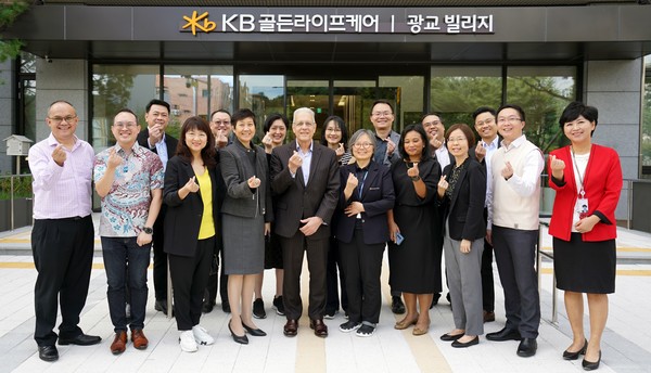 KB골든라이프케어 광교 빌리지 벤치마킹 투어 단체사진/사진=KB라이프