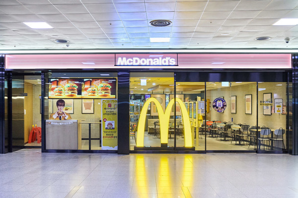 맥도날드 리뉴얼 오픈한 서울역점 매장 전경/사진=맥도날드