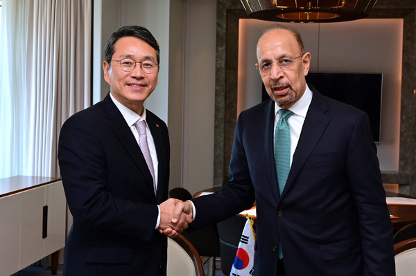 LG전자 조주완 CEO(왼쪽)가 26일 서울 중구 롯데호텔에서 사우디아라비아 칼리드 알팔리(H.E. Khalid AlFalih) 투자부 장관과 만나 AI 데이터센터 냉각 솔루션 공급 등 협력 방안을 논의했다./사진=LG전자