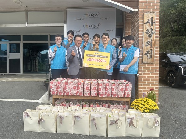 26일 대전 유성구 송정동 사랑의집(양로원)을 방문한 김병기 한국수자원공사 K-water연구원장(앞줄 오른쪽 두번째)과 봉사단원들이 기념 사진을 찍는 모습. /사진=한국수자원공사