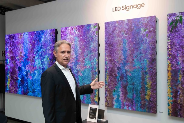 삼성전자 독일법인 LED 영업 총괄 요아힘 비에초렉이 삼성의 주력 상업용 LED 솔루션을 안내하고 있다./사진=삼성전자
