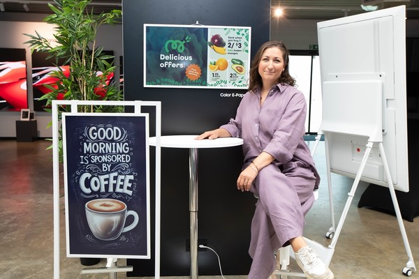 삼성 컬러 이페이퍼는 종이처럼 얇고 가벼운 디지털 사이니지로, 디지털 종이에 잉크 기술을 적용했다. 화면 고정 시에는 소비전력이 0W이며, 화면 변경 시에도 기존 디지털 사이니지 대비 소모하는 전력히 현저히 낮아 에너지 소비를 크게 줄일 수 있다./사진=삼성전자