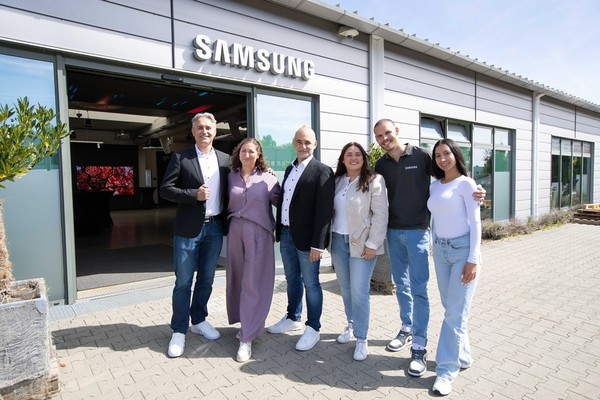 삼성 쇼케이스 & 트레이닝 센터 앞에서 유럽과 독일 디스플레이 담당자들이 포즈를 취하고 있다./사진=삼성전자