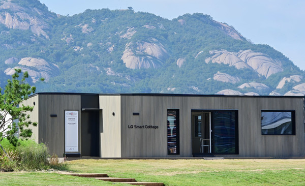 LG 스마트코티지 16평형 신모델이 서울 종로구 열린송현 녹지광장에 설치된 모습/사진=LG전자