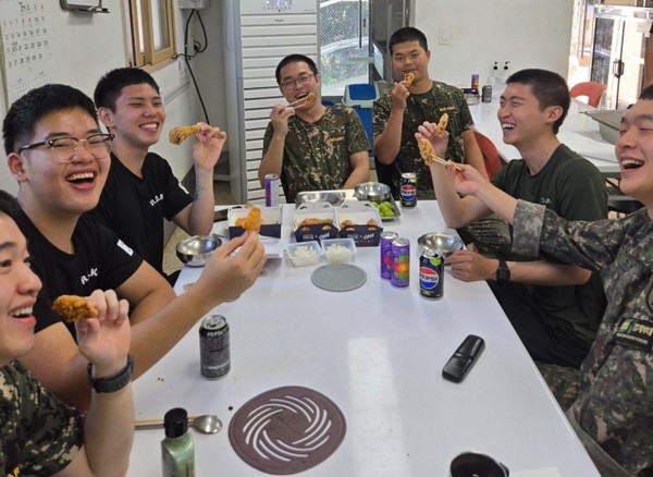BBQ가 전달한 치킨을 먹는 제32보병사단 장병들/사진=제너시스BBQ 그룹