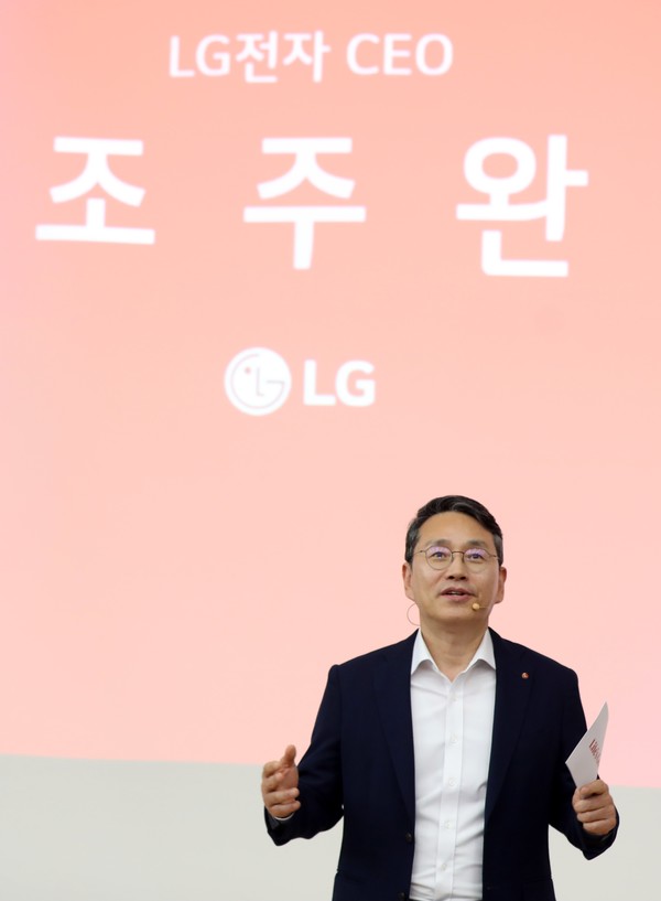 LG전자 조주완 CEO가 2일 부산대학교 기계관에서 재학생 300명에게 CEO 특강을 진행하고 있는 모습./사진=LG전자