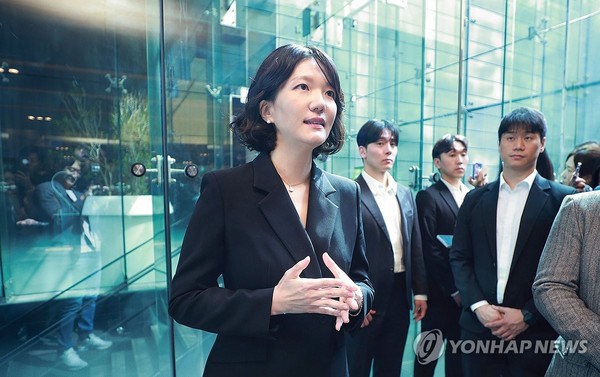 질의응답 하는 최수연 네이버 대표/사진=네이버