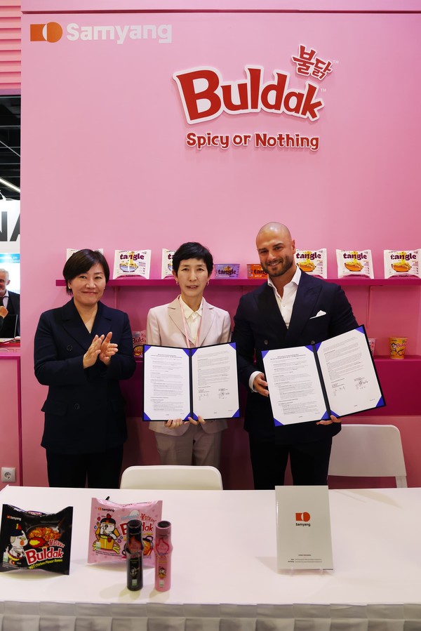 (▲ 4일(현지시각) 독일 쾰른에서 열린 세계 최대 식품 박람회 '아누가(ANUGA) 2025' 삼양식품 부스에서 (왼쪽부터) 송미령 농림축산식품부 장관, 김정수 삼양식품 부회장, Melik Bektaş SRG International 최고상업책임자(CCO)가 기념 촬영을 하고 있다. 이날 김정수 부회장은 '아누가(ANUGA) 2025' 주빈국 대표로 참석한 송미령 농림축산식품부 장관이 임석한 가운데 프랑스 대형채널 유통전문업체 ‘SRG International’社와 프랑스 현지 유통에 관한 MOU를 체결했다. / 사진=삼양식품
