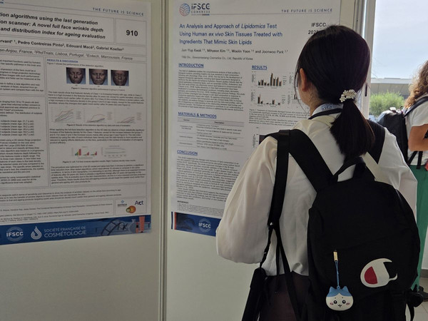 제35회 세계화장품학회(IFSCC)서 포스터 현장/사진=고운세상코스메틱