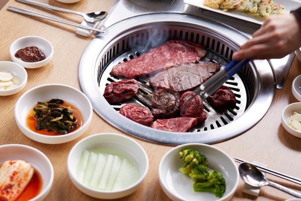 한화리조트 평창 대관령한우에서 고기를 굽는 모습/사진=한화