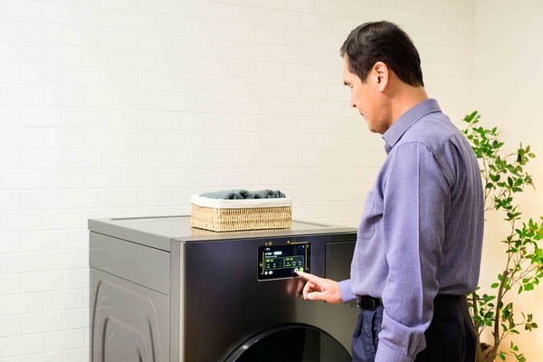 삼성전자가 15일 '흰지팡이의 날'을 맞아 시각장애인과 저시력자를 위한 AI 가전 매뉴얼 '모두를 위한 사용법'을 공개했다./사진=삼성전자