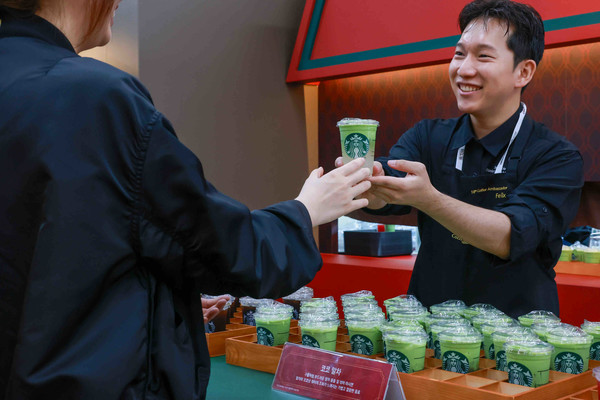 美지엄 행사장 스타벅스 부스에서 스타벅스 파트너가 고객에게 30일 출시 예정인 크리스마스 프로모션 음료 코코 말차를 제공하는 모습/사진=스타벅스