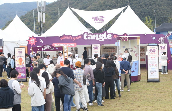 ‘제22회 자라섬 재즈 페스티벌’ 관람객들이 이벤트 게임 참가를 위해 삼양식품 ‘탱글’ 부스 앞에 줄지어 있다./사진=삼양식품