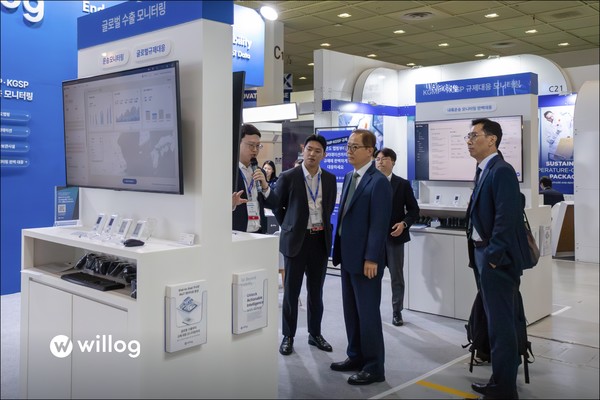 윌로그 배성훈 대표(왼쪽 첫 번째)가 이승렬 산업통상자원부 산업정책실장(왼쪽 세 번째)에게 윌로그 콜드체인 솔루션에 대해 설명하고 있다/사진=월로그