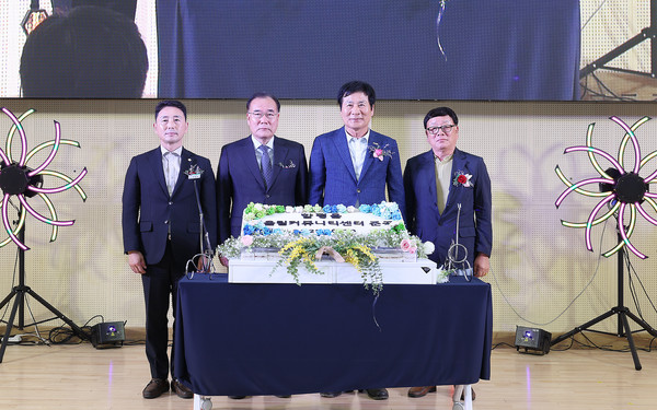 왼쪽부터 이남오 함평군의회 의장, 이개호 국회의원, 이상익 함평군수, 김행구 함평읍 농촌중심지 활성화사업 추진위원장 (사진제공=함평군)