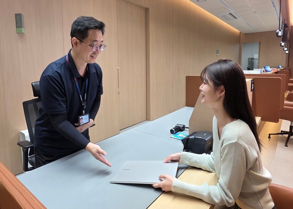 삼성전자서비스의 전문 엔지니어에게 삼성 노트북 무료점검을 받고 있는 모습/사진=삼성전자