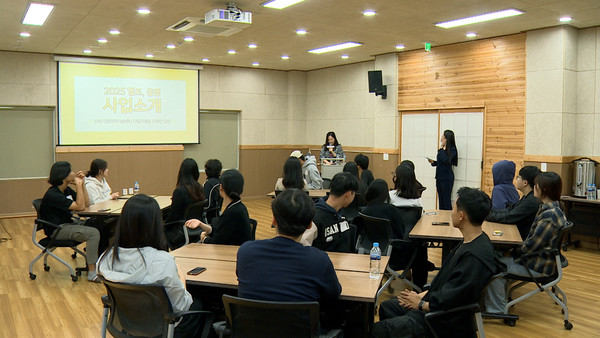 LG헬로비전이 자립준비청년을 위해 '헬로, 동행 자립캠프'를 진행했다. 사진은 캠프에서 프로그램을 체험하고 있는 자립준비청년들과 기업 임직원들/사진=LG헬로비전