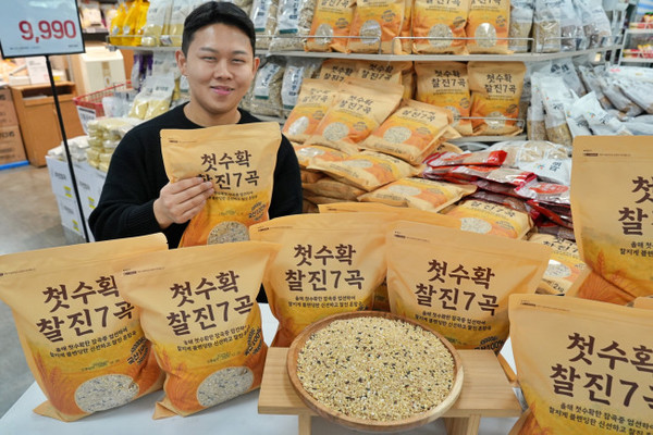 서울특별시 송파구에 위치한 롯데마트 제타플렉스 잠실점에서 '첫수확 찰진 7곡'을 홍보하고 있다./사진=롯데마트