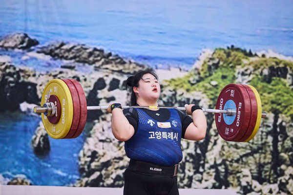 이번 대회에서 3관왕에 오른 역도 박혜정 선수가 바벨을 들어올리는 모습/사진=SK텔레콤