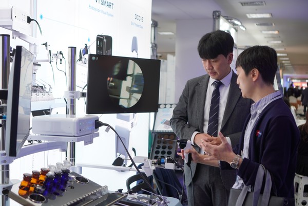 제31차 이비인후과 종합학술대회에서 동아참메드 임직원이 관람객에게 진료용 내시경 ‘V1 SMART’를 소개하고 있다./사진=동아참메드