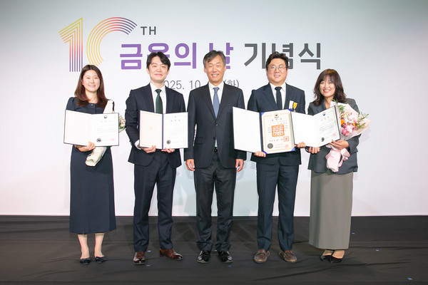 28일 오전 금융위원회가 주최한 ‘제10회 금융의 날’ 기념식에서 케이뱅크 최우형 은행장과 직원들이 기념촬영을 하고 있다. 왼쪽부터 이다정 매니저, 김홍종 팀장, 최우형 은행장, 김성호 매니저, 윤혜령 팀장/사진=케이뱅크