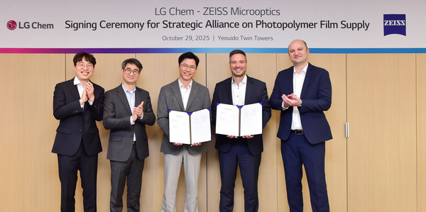 여의도 LG트윈타워에서 LG화학 전자소재사업부장 고경덕 상무(왼쪽)가 자이스(ZEISS)의 슈테판 회퍼(Stephan Höfer) 사업개발총괄과 포토폴리머 필름 사업협력 계약을 체결한 뒤 기념촬영을 하고 있다./사진=LG화학